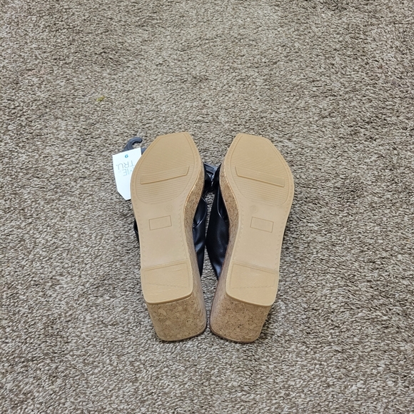 Women size 9 black wedge sandals - Picture 3 of 5